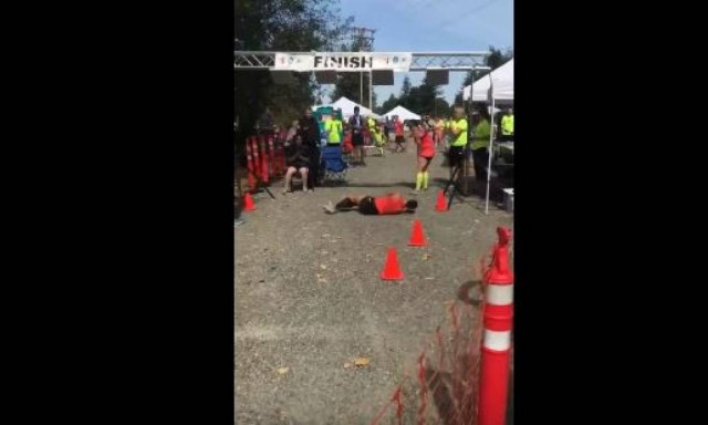 Συγκλονιστικό βίντεο: Δείτε πώς τερμάτισε αθλήτρια στον Μαραθώνιο της Ουάσινγκτον αφού κατέρρευσε