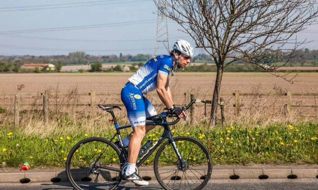 Παγκόσμιο ρεκόρ: Ο ποδηλάτης που έκανε τον γύρο του κόσμου σε 79 ημέρες (vid)