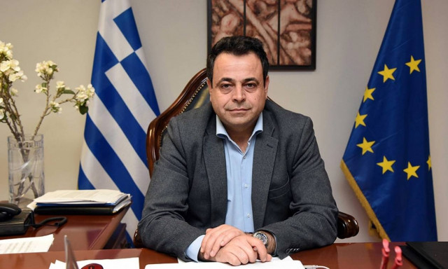 Σαρωνικός - Επιμένει ο Σαντορινιός: Σε ένα μήνα θα έχει καθαριστεί η πετρελαιοκηλίδα