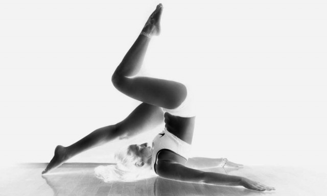 Η Σταυρούλα κάνει γιόγκα και τα... σπάει!