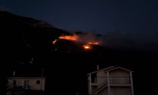 Φωτιά ΤΩΡΑ στα Σιμωτάτα Κεφαλονιάς - Υποψίες για εμπρησμό