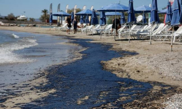 Πετρελαιοκηλίδα: Άμεσα μέτρα αντιμετώπισης της δυσοσμίας σε Δυτική Αττική και Πειραιά