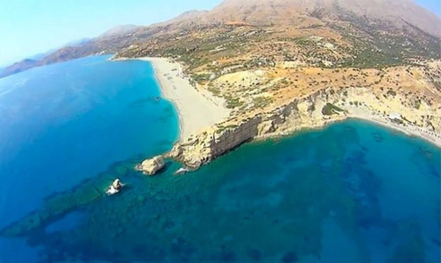 Κρητικός πέταξε πάνω από την Τριόπετρα με μηχανοκίνητο αλεξίπτερο και μας χάρισε σπάνιες εικόνες!