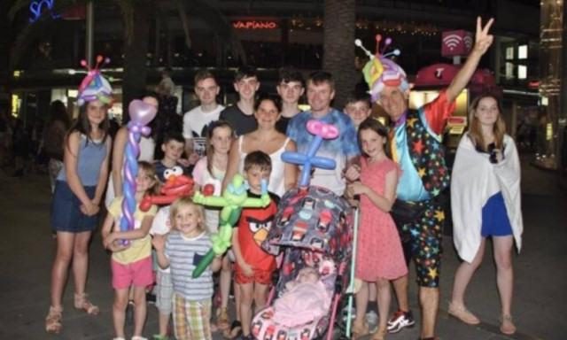 Αυτή είναι η βρετανική οικογένεια «Χωραφά» (pics+vid)