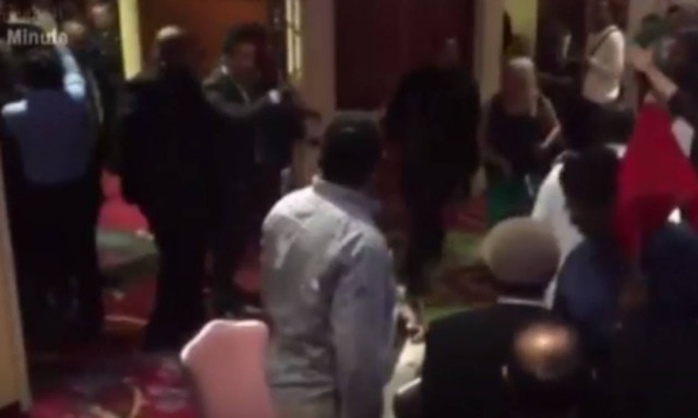 Αφηνίασαν ξανά οι μπράβοι του Ερντογάν και έσπασαν στο ξύλο διαδηλωτές (vid)