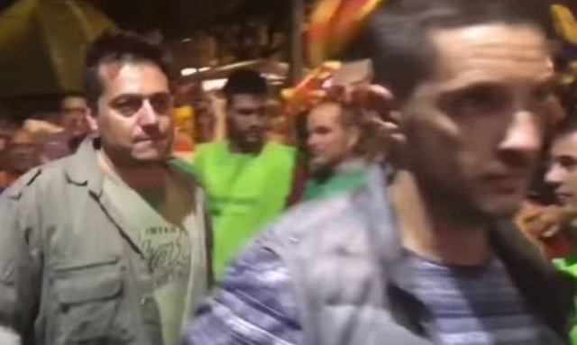 Ισπανία: Φυγαδεύτηκαν με επέμβαση της αστυνομίας οι εθνοφύλακες – Τους προπηλάκισε το πλήθος (vid)