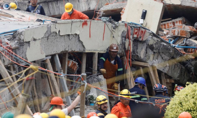 Σεισμός Μεξικό: Ελπίδα κάτω από τα συντρίμμια του σχολείου – Εντοπίστηκε ζωντανή μία 12χρονη (vids)