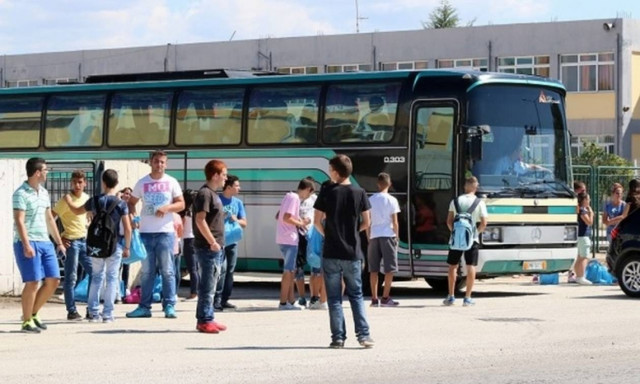 Απόγνωση από τους γονείς στην Βάρδα: «6 ετών παιδιά περιμένουν έξω από το κλειστό σχολείο»