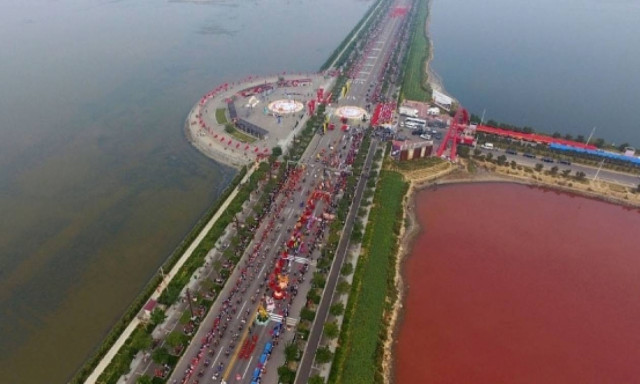 Καθηλωτικές εικόνες της... δίχρωμης «Νεκράς Θάλασσας»! (pics)