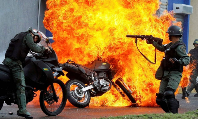 Απειλούν με σκληρές κυρώσεις τη Βενεζουέλα: Ένα βήμα πριν την επιβολή πετρελαϊκού εμπάργκο