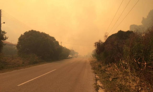 Μεγάλη φωτιά ΤΩΡΑ στη Χαλκιδική - Απειλούνται σπίτια (pic+vids)