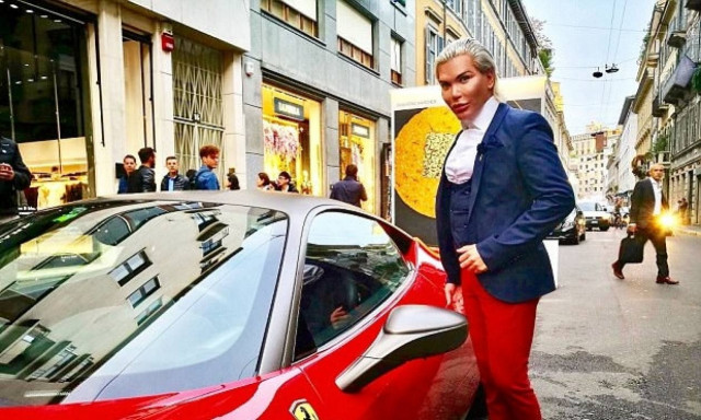 Συνελήφθη στο Ντουμπάι ο άντρας που έκανε 42 πλαστικές για να μοιάσει στον «Κεν» της «Μπάρμπι»!