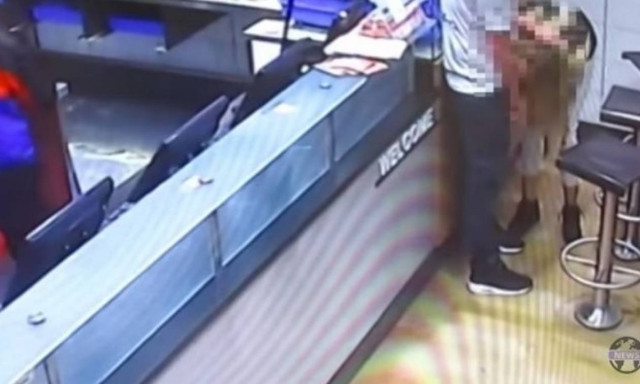 Βίντεο - σοκ: Ασυγκράτητο ζευγάρι έκανε σεξ στον πάγκο πιτσαρίας