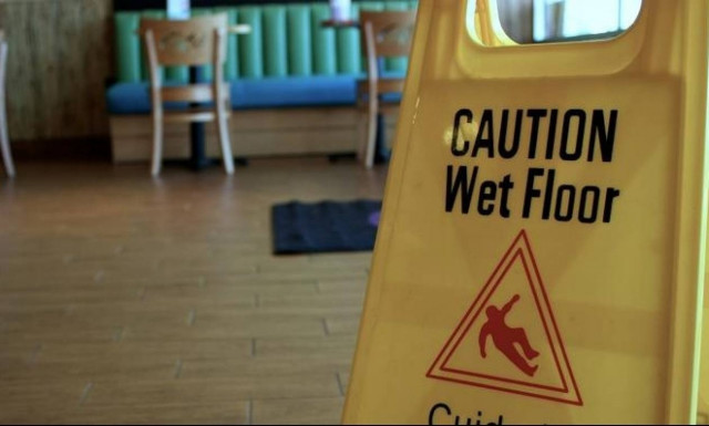 Γλίστρησες σε δάπεδο καταστήματος και τραυματίστηκες; Δικαιούσαι αποζημίωση!