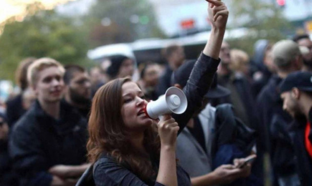 Γερμανικές εκλογές: Συγκέντρωση διαμαρτυρίας έξω από τα γραφεία του ακροδεξιού AfD (pics & vid)