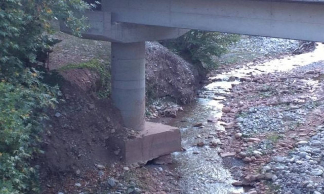 Γέφυρα στην Καλαμπάκα κινδυνεύει να καταρρεύσει (pics)
