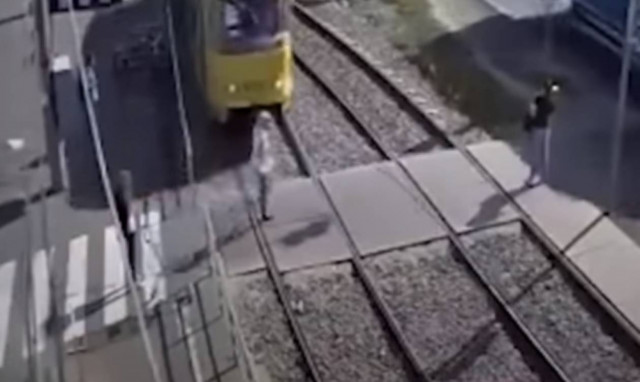 Γυναίκα μιλούσε στο κινητό της και την παρέσυρε το τραμ - ΣΚΛΗΡΟ ΒΙΝΤΕΟ