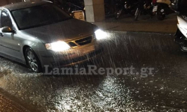 Κακοκαιρία: «Ποτάμια» οι δρόμοι στη Λαμία από την νεροποντή