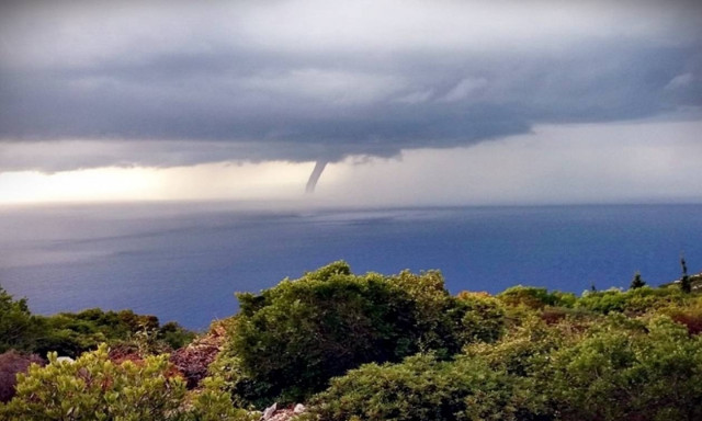 Κακοκαιρία: Εντυπωσιακός υδροστρόβιλος στη Ζάκυνθο (pics&vid)