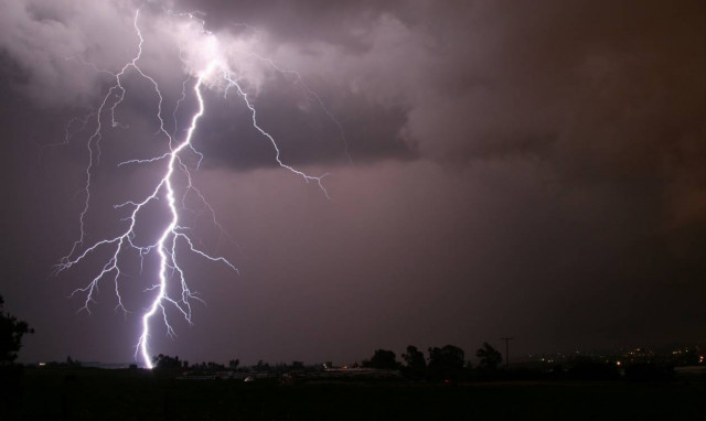 Καιρός ΤΩΡΑ: Διακοπή ρεύματος σε περιοχές της Αττικής από το μπουρίνι