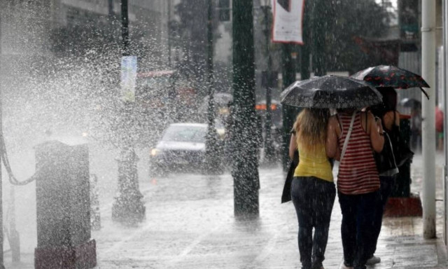 Καιρός ΤΩΡΑ: Ισχυρή καταιγίδα στην Αττική – Κυκλοφοριακό χάος στους δρόμους