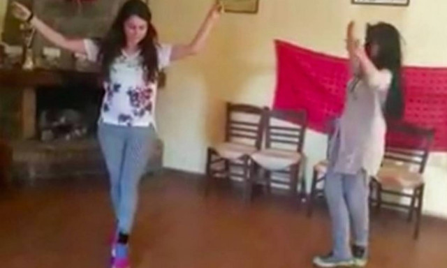 Κρητικοπούλες μαθαίνουν συρτά και το διασκεδάζουν για τα καλά! (vid)