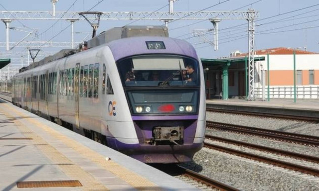 Short-circuit immobilises trains on Proastiakos railway line