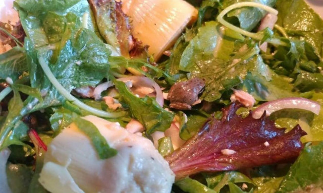 Βρήκε ζωντανό βατράχι στη σαλάτα της - Δείτε πώς αντέδρασε (Pics+Vid)