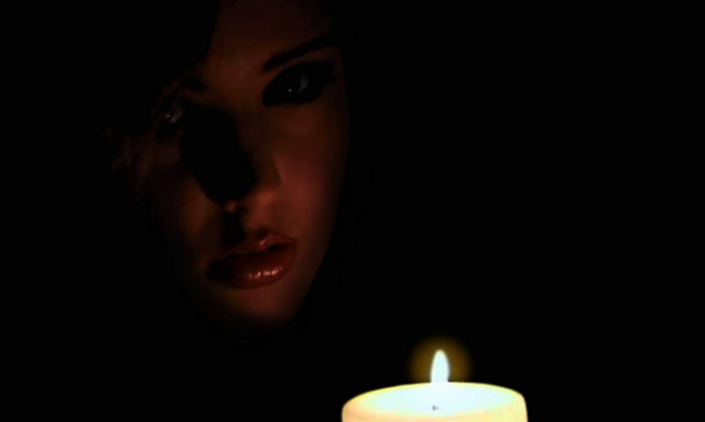 Τρόμος! Μαυροφορεμένη γυναίκα με αναμμένο κερί κάνει βόλτες τα βράδια σε γειτονιές