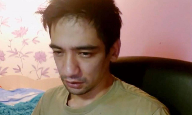 Σοκ: Άφησε ένα τεράστιο φίδι να τον δαγκώσει και μετέδωσε live το θάνατό του