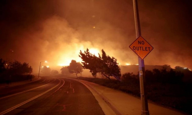 Πύρινη «κόλαση» στην Καλιφόρνια: Εκκενώνονται σπίτια και σχολεία (pics+vids)