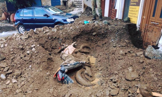 Σε κατάσταση έκτακτης ανάγκης η Σαμοθράκη - «Θάφτηκε» κάτω από τη λάσπη το νησί