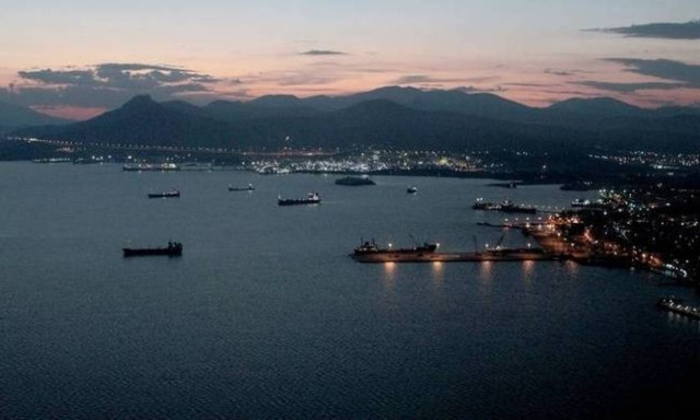 Sand barge sinks off Aspropyrgos, creating oil spill