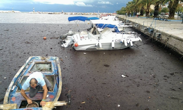 Η κακοκαιρία χτύπησε και τη Θάσο: Εγκλωβίστηκαν προσκυνητές σε μοναστήρι