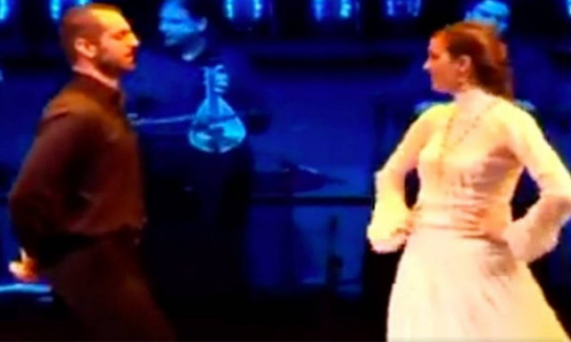 Ζευγάρι εκφράζει την πιο ερωτική ιστορία με μία εξαιρετική κρητική σούστα! (video)