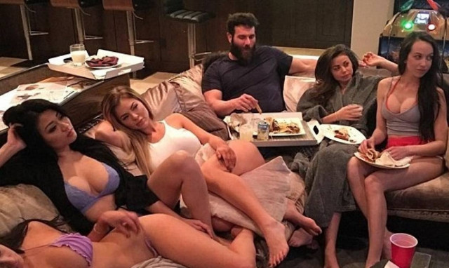 Αποχαιρέτησε τον Χιου Χέφνερ με ημίγυμνες φωτογραφίες