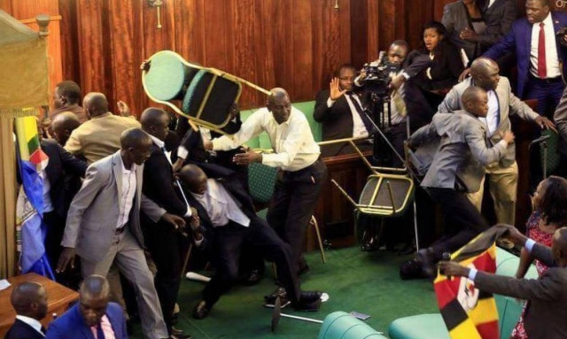 Πανδαιμόνιο στην Βουλή της Ουγκάντας: Απίστευτο ξύλο με μπουνιές κλωτσιές και… ξιφομαχίες! (video)