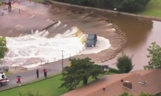 Ορμητικά νερά παρέσυραν θηριώδες τζιπ - Βίντεο με τη διάσωση της οδηγού