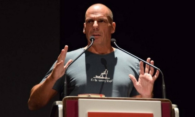 Θα πάθετε ΣΟΚ: Το κρυφό μήνυμα του Βαρουφάκη στο μπλουζάκι του που δεν παρατήρησε κανείς!