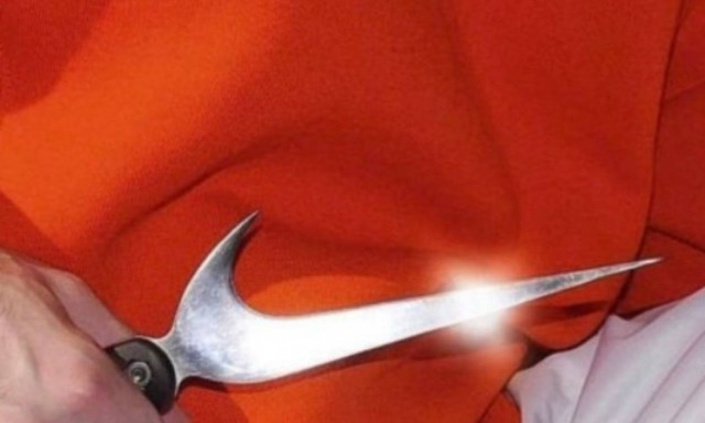 Λογότυπα διάσημων εταιρειών έγιναν... «όπλα» στα χέρια του!