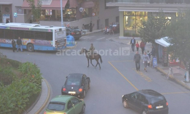Καβάλησε το άλογό του και «έκοβε» βόλτες στο κέντρο της πόλης (pics)