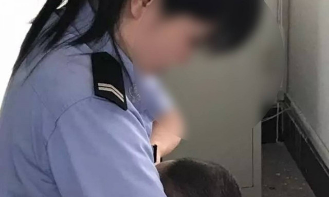 Δάκρυσαν εκατομμύρια πολίτες με τη φωτογραφία: Γυναίκα αστυνομικός θηλάζει το παιδί κρατούμενης!