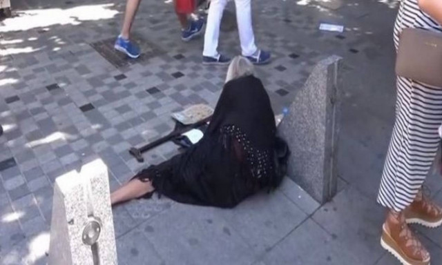 Αυτή είναι η ιστορία πίσω από την μαυροφορεμένη γιαγιά που ζητιανεύει στους δρόμους