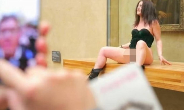 Σοκ στο Λούβρο: Γυναίκα καλλιτέχνης πόζαρε γυμνή μπροστά από τη Μόνα Λίζα (vid)