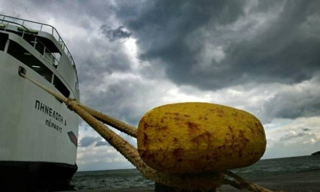 Ισχυροί άνεμοι κρατούν δεμένα τα πλοία στα λιμάνια