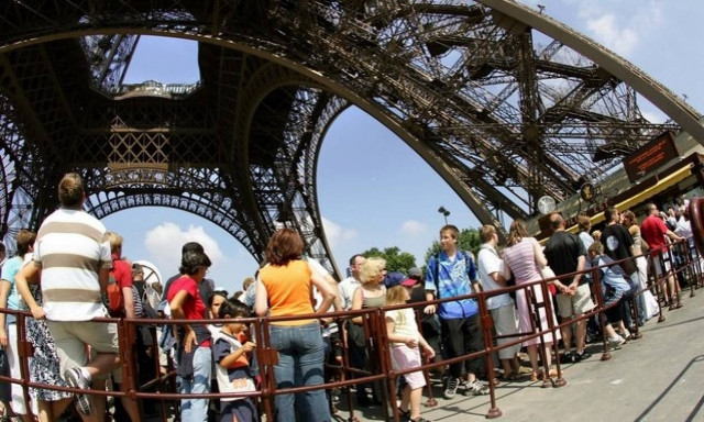 Ανέβηκαν στον Πύργο του Άιφελ να πάνε σε πάρτι, αλλά δεν υπολόγισαν την παγίδα (vid)