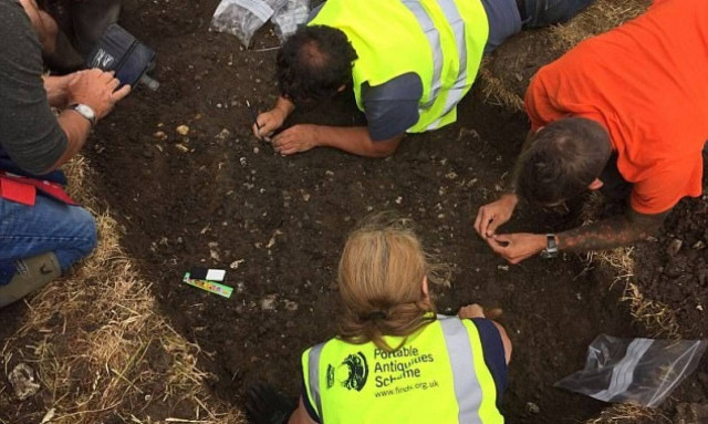 Εντυπωσιακό: Κυνηγός θησαυρών ανακάλυψε σπάνια νομίσματα μεγάλης αξίας! (pics)