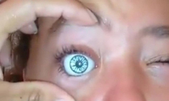 Ανατριχιαστικό! Γνωστό μοντέλο έκανε τατουάζ μέσα στο μάτι της και τώρα κινδυνεύει να...