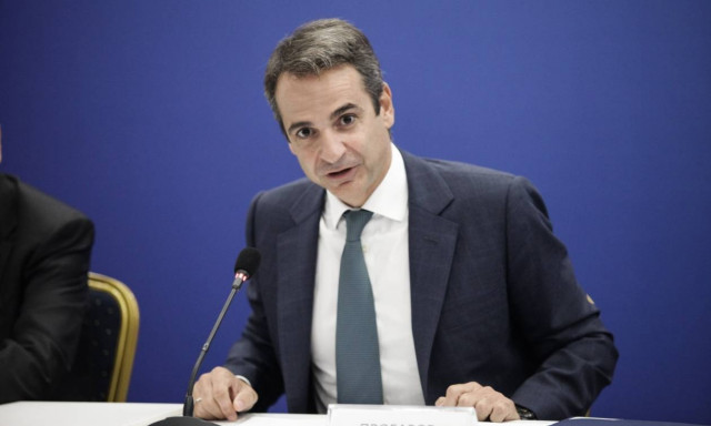 Γιατί φόρεσε αθλητικά παπούτσια ο Κυριάκος Μητσοτάκης; (vid)