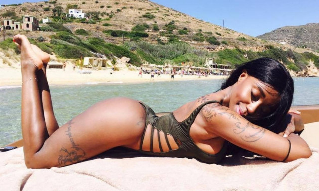 Από άλλο πλανήτη η Ελίζαμπεθ Ελέτσι: Έλιωσε όλη η Μύκονος με τα προσόντα της (video)